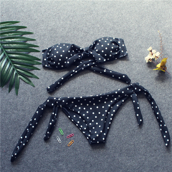 Klasszikus fürdőruha két részből, két színben pöttyökkel