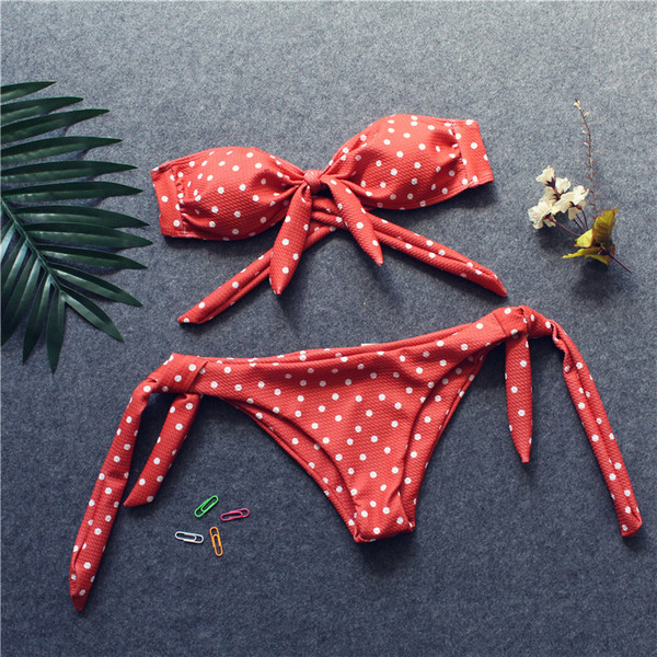 Klasszikus fürdőruha két részből, két színben pöttyökkel