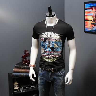 Férfi karcsú, rövid ujjú póló színes nyomattal