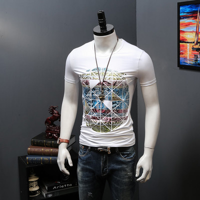 Férfi karcsú, rövid ujjú póló színes nyomattal