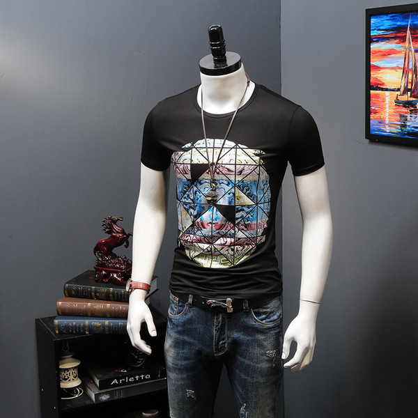 Férfi karcsú, rövid ujjú póló színes nyomattal