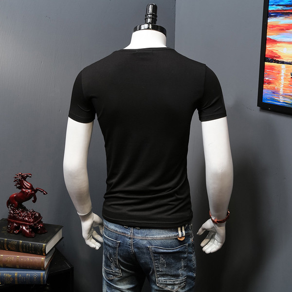 Férfi karcsú, rövid ujjú póló színes nyomattal