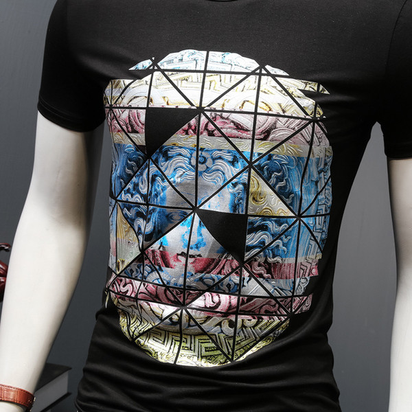 Férfi karcsú, rövid ujjú póló színes nyomattal