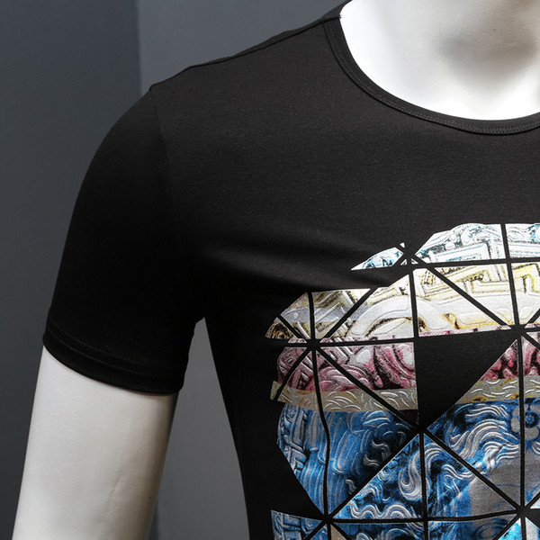 Férfi karcsú, rövid ujjú póló színes nyomattal