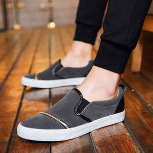 Fém elemekkel díszített, sportos-elegáns férfi tornacipő