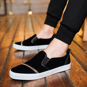 Fém elemekkel díszített, sportos-elegáns férfi tornacipő