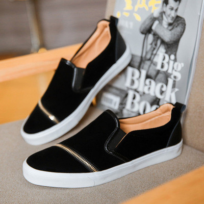 Fém elemekkel díszített, sportos-elegáns férfi tornacipő