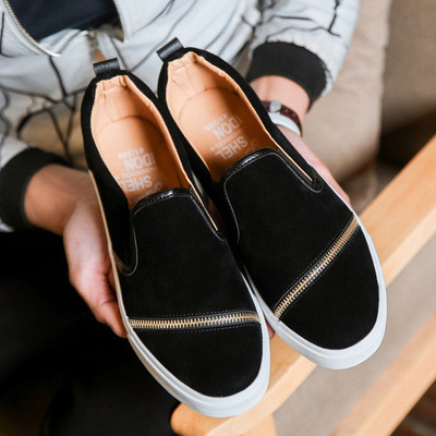 Fém elemekkel díszített, sportos-elegáns férfi tornacipő