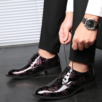Férfi hivatalos cipő virágos motívumokkal