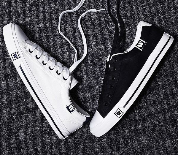 Alkalmi férfi tornacipő két modell nyakkendővel és nyakkendő nélkül, három színben