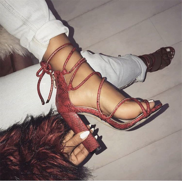 Modern, elegáns női magas sarkú szandál keresztkötéssel