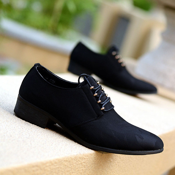 Férfi hegyes lapos cipő sarokkal