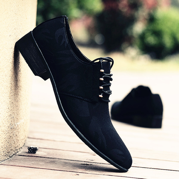 Férfi hegyes lapos cipő sarokkal