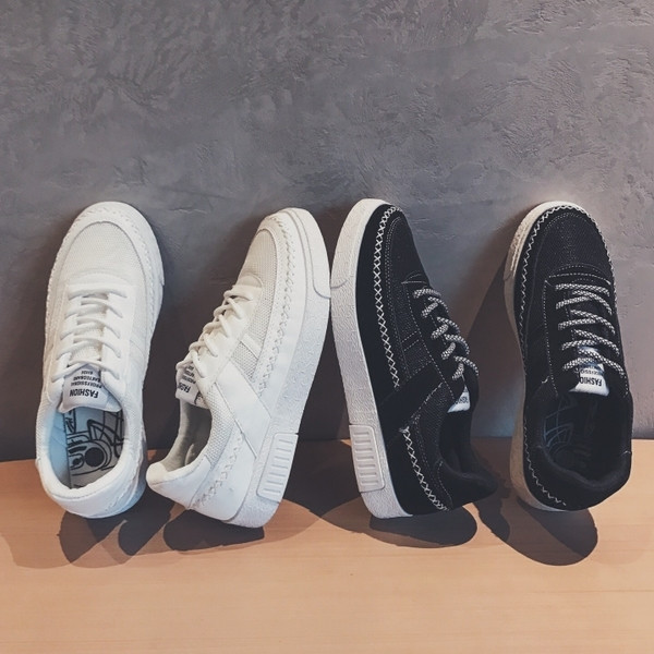 Kényelmes férfi tornacipő két színben fehér/fekete