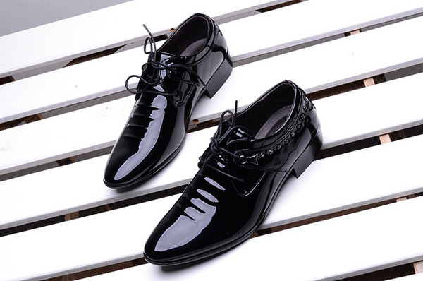 Férfi lakkcipő fém lyukakkal