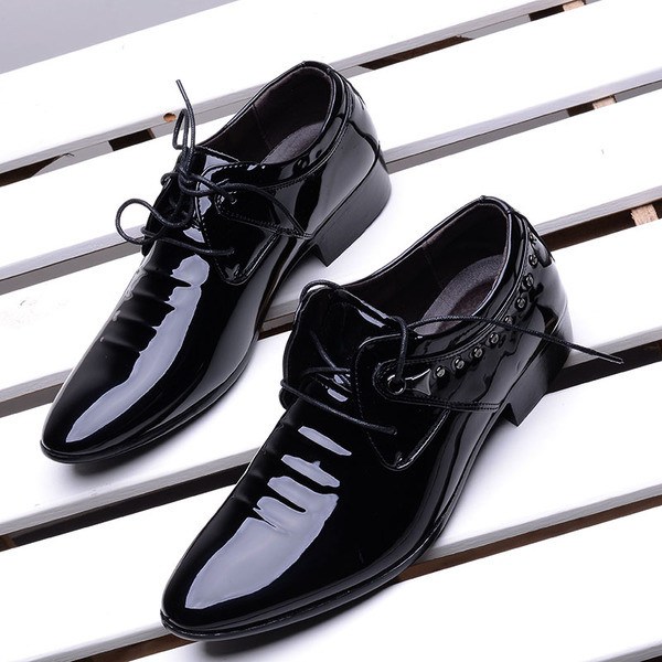 Férfi lakkcipő fém lyukakkal