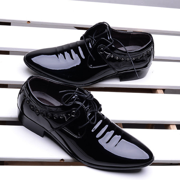 Férfi lakkcipő fém lyukakkal