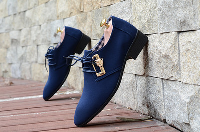 Elegáns férfi cipő fém díszítéssel