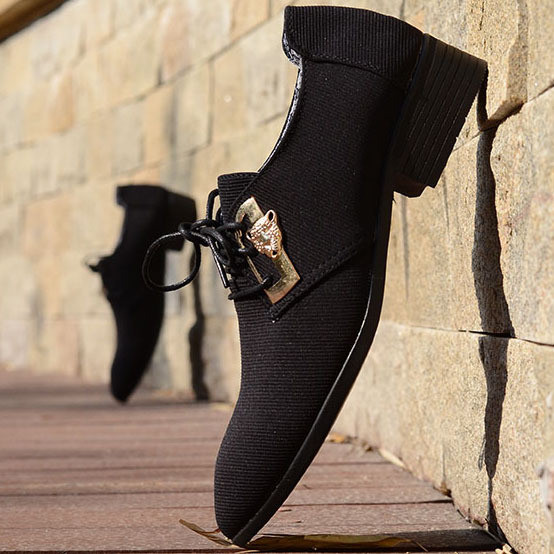 Elegáns férfi cipő fém díszítéssel