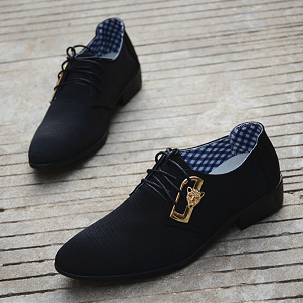 Elegáns férfi cipő fém díszítéssel