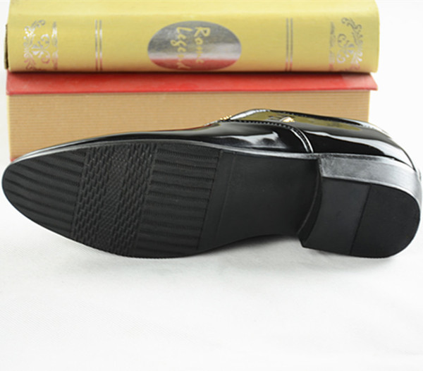 Férfi cipő fém díszítéssel