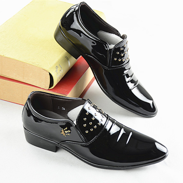 Férfi cipő fém díszítéssel