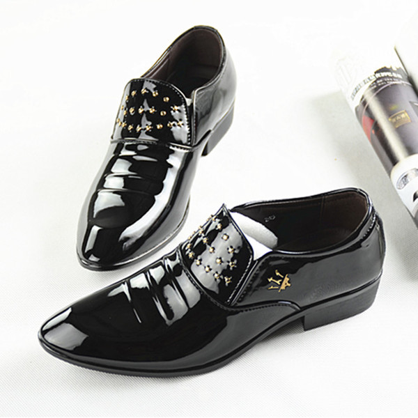 Férfi cipő fém díszítéssel