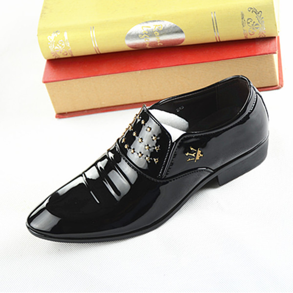 Férfi cipő fém díszítéssel