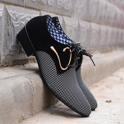 Férfi lapos cipő alacsony sarkú fém elemekkel