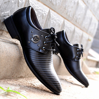 Férfi lapos cipő alacsony sarkú fém elemekkel