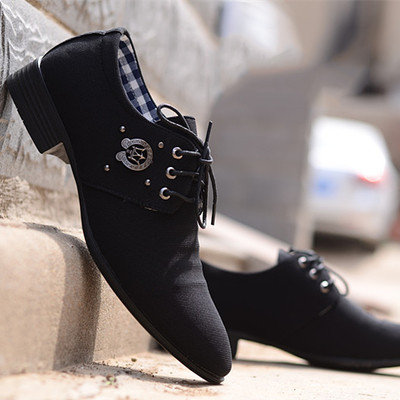 Férfi lapos cipő alacsony sarkú fém elemekkel