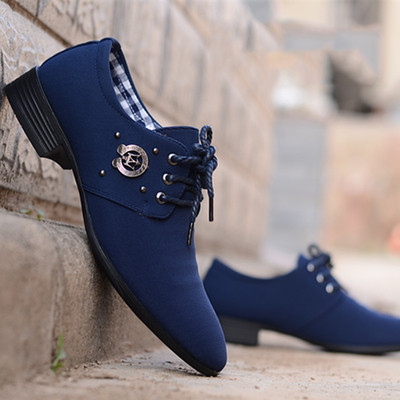 Férfi lapos cipő alacsony sarkú fém elemekkel