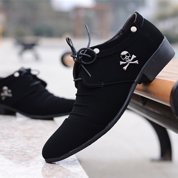 Férfi lapos cipő alacsony sarkú fém elemekkel