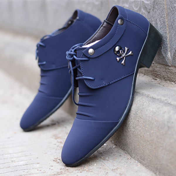 Férfi lapos cipő alacsony sarkú fém elemekkel