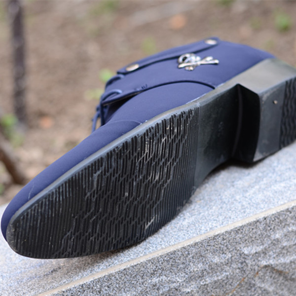 Férfi lapos cipő alacsony sarkú fém elemekkel