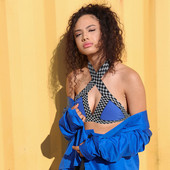 Női mellszoba, amely széles kockás csíkokkal alkalmas strandra