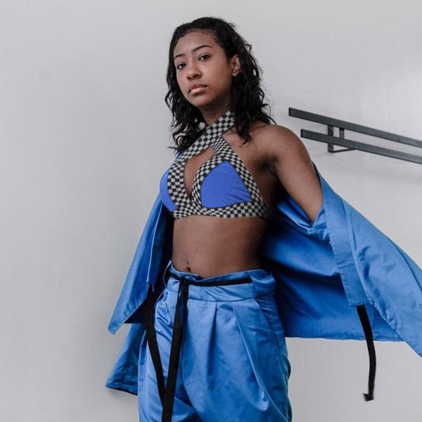 Női mellszoba, amely széles kockás csíkokkal alkalmas strandra