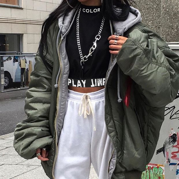 Sport-alkalmi női rövid póló fekete színben széles csíkokkal felirattal, szabad stílusban