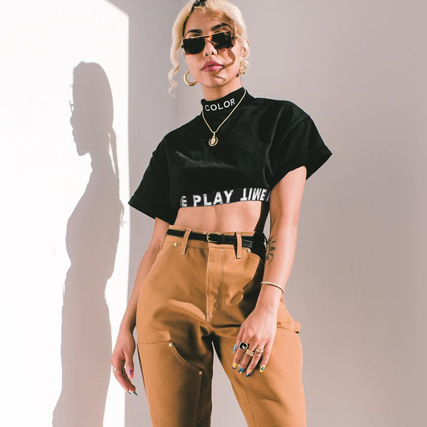 Sport-alkalmi női rövid póló fekete színben széles csíkokkal felirattal, szabad stílusban