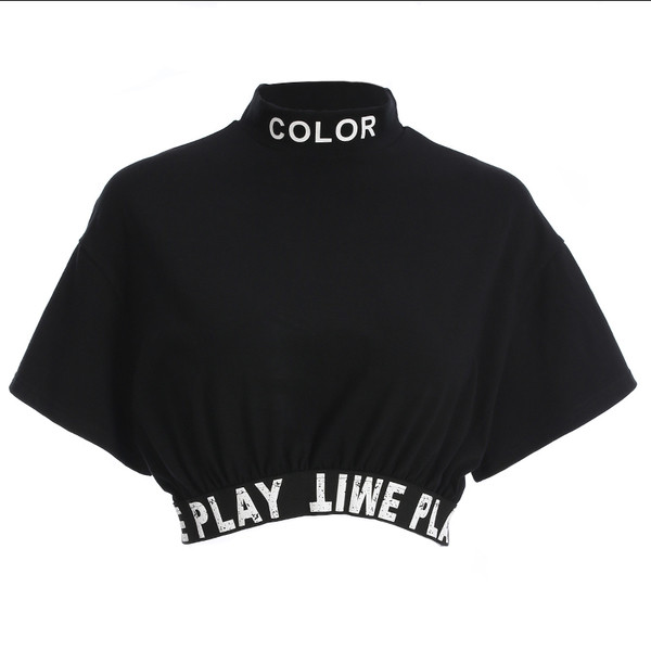 Sport-alkalmi női rövid póló fekete színben széles csíkokkal felirattal, szabad stílusban