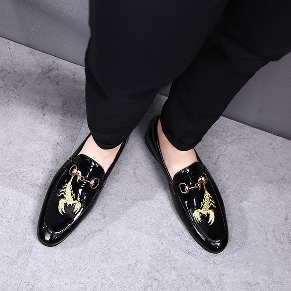 Modern férficipő hímzéssel és fém elemekkel