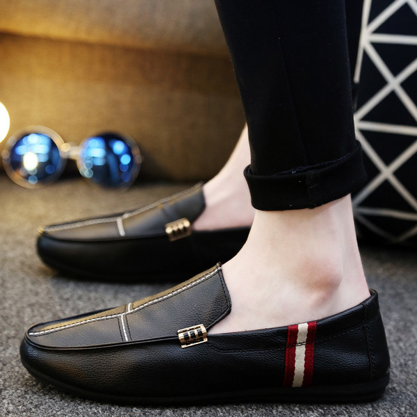 Öko bőrből készült férfi mokaszinok fém elemekkel több színben