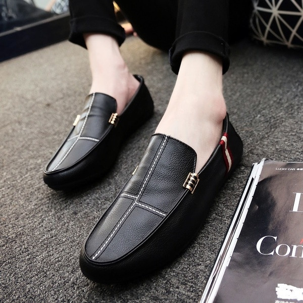 Öko bőrből készült férfi mokaszinok fém elemekkel több színben