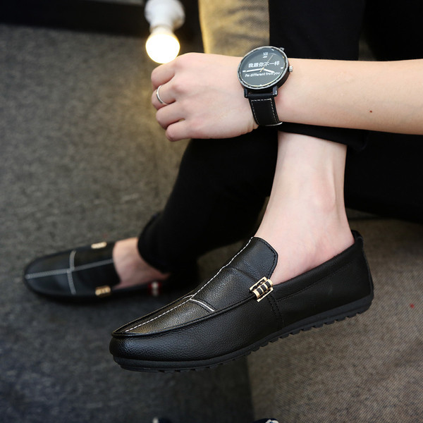 Öko bőrből készült férfi mokaszinok fém elemekkel több színben