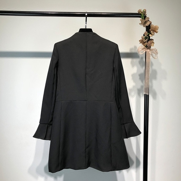 Elegáns hosszú női kabát fekete színben, dekoratív gyöngyökkel és V-nyakkal