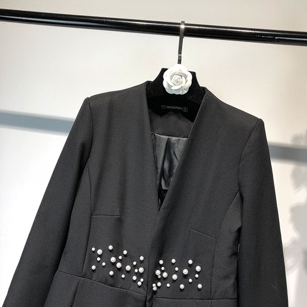 Elegáns hosszú női kabát fekete színben, dekoratív gyöngyökkel és V-nyakkal