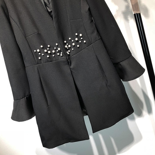 Elegáns hosszú női kabát fekete színben, dekoratív gyöngyökkel és V-nyakkal