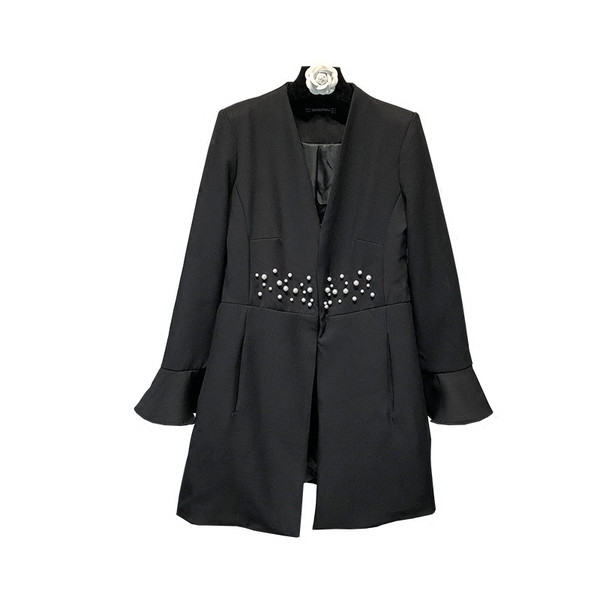 Elegáns hosszú női kabát fekete színben, dekoratív gyöngyökkel és V-nyakkal