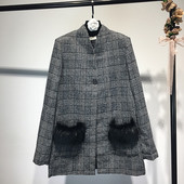 Elegáns női kockás kabát pehelyzsebekkel