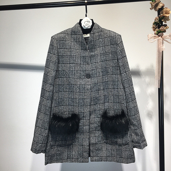 Elegáns női kockás kabát pehelyzsebekkel
